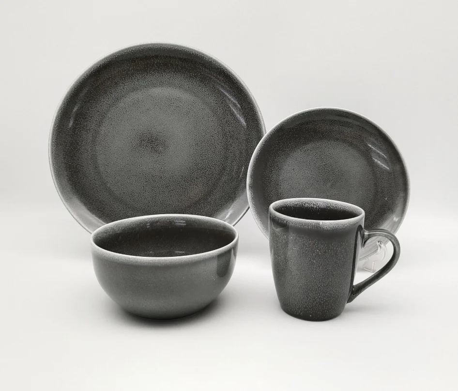 Set da 4 pezzi di stoneware con smalto nero