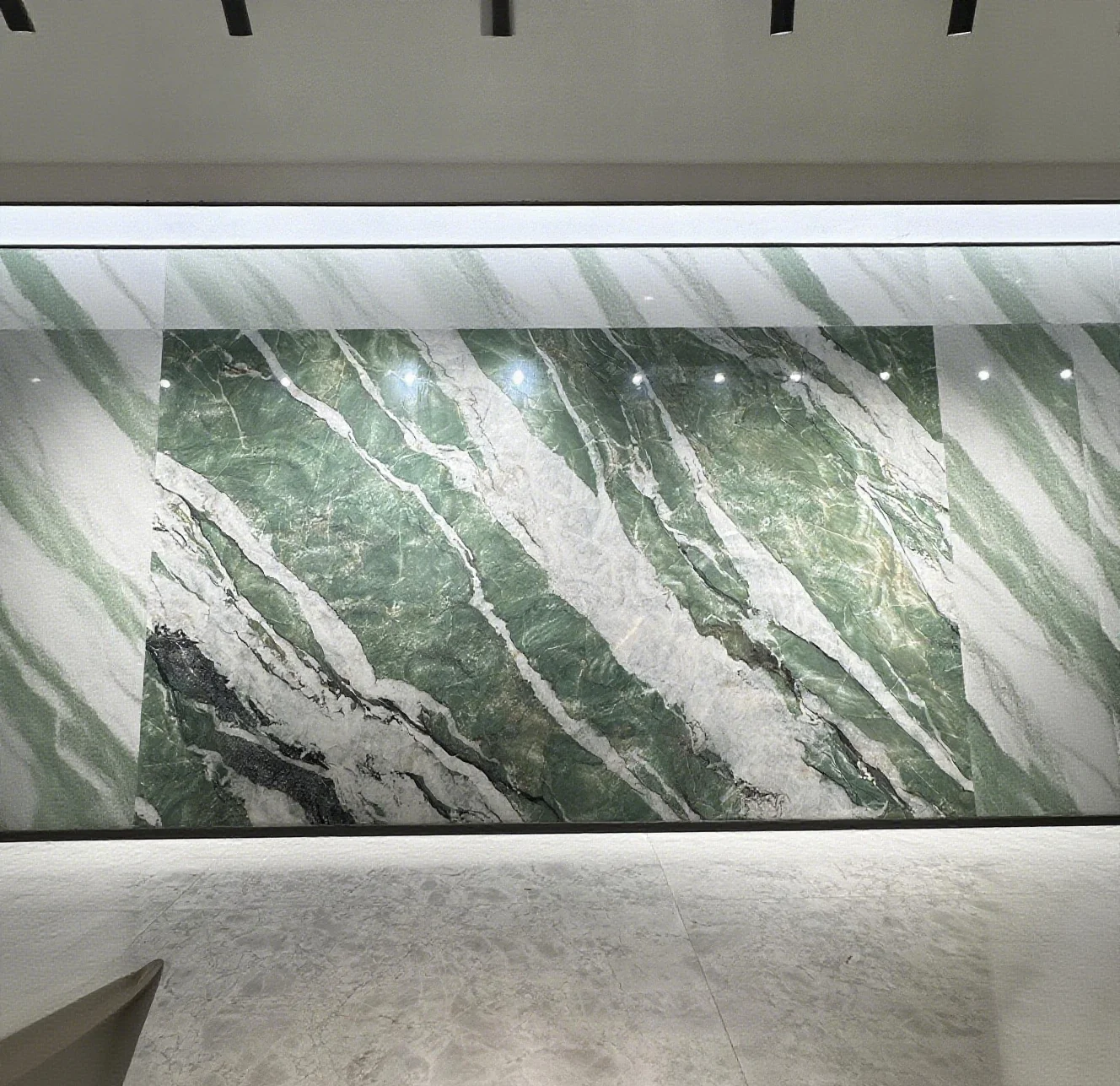 Green Luxury Stone Like 2400x1200x9mm Sintered Stone Slabs Customized Surfaces Tabletops Stain Proof Flooring