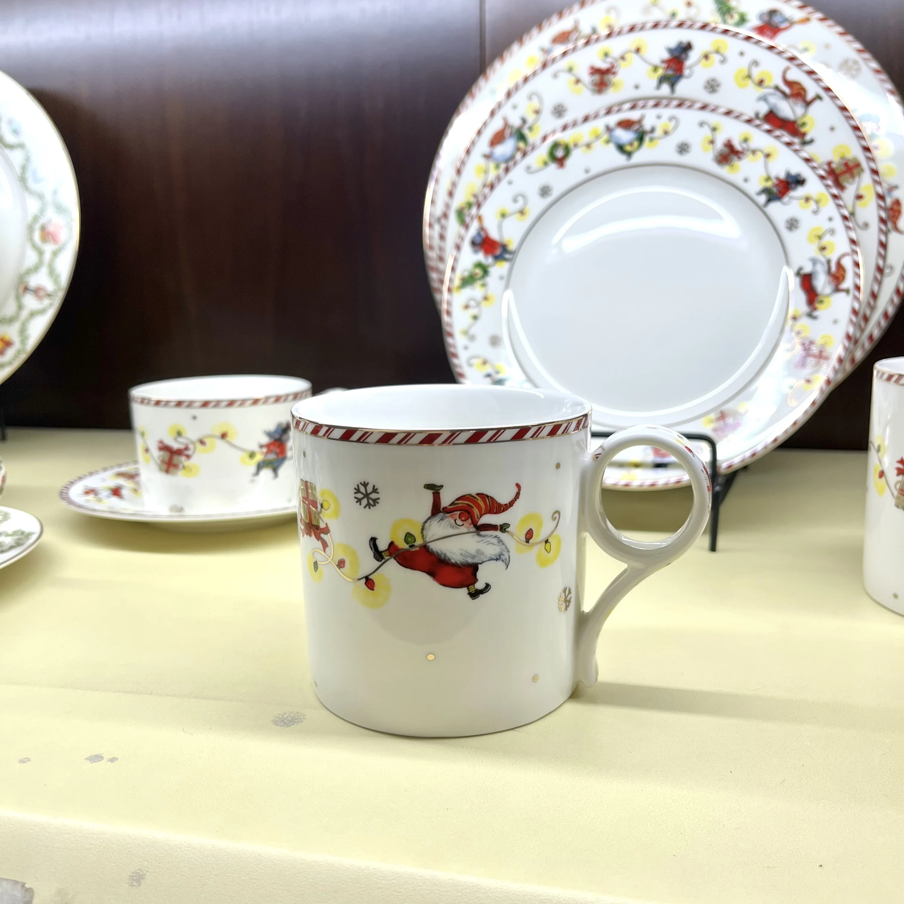 Taohui Toy's Delight Dinner Plate Set, Porcelain, White/Red Dish Plates supplier