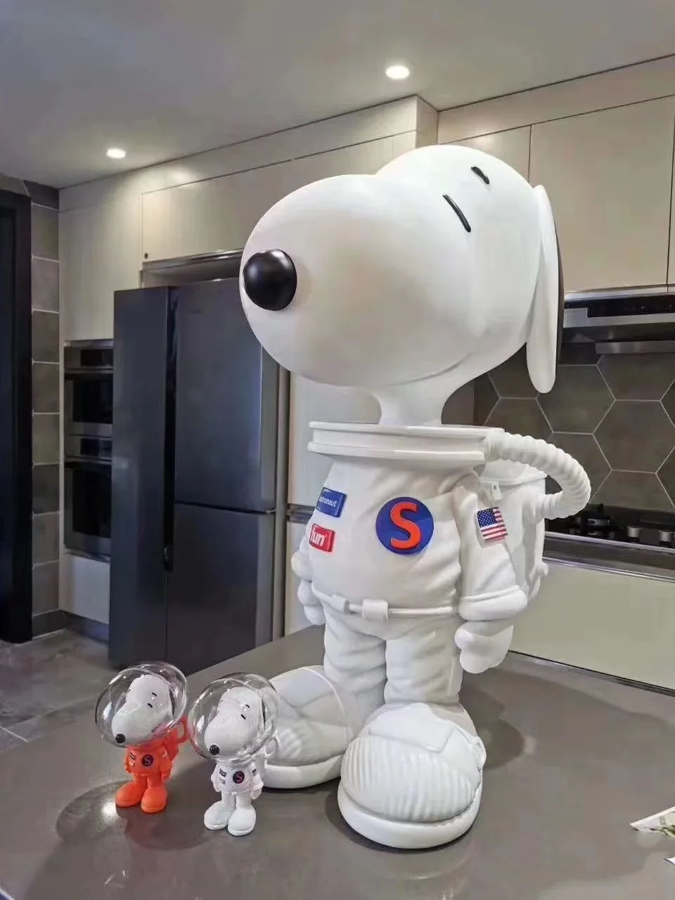 Customizable Life-Size Snoopy Statue Factory-Built Cartoon Anime Model for Home Decor Made Resin Fiberglass Artificial Style