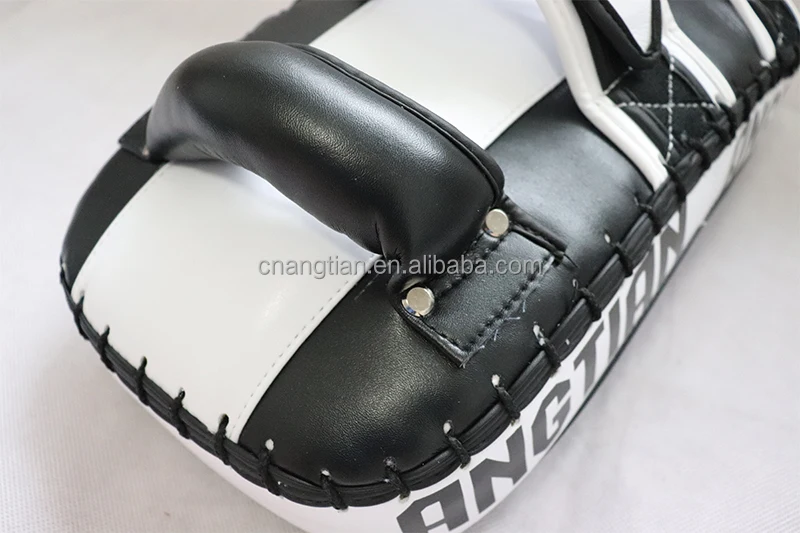 Ring to Cage MUGHALS MiM-Foam カーブ ムエタイ キックパッド レッド/ブラック Mughals Muay Thai Low⁄leg Kick Pad Set Ring To Cage MUGHALS MiM