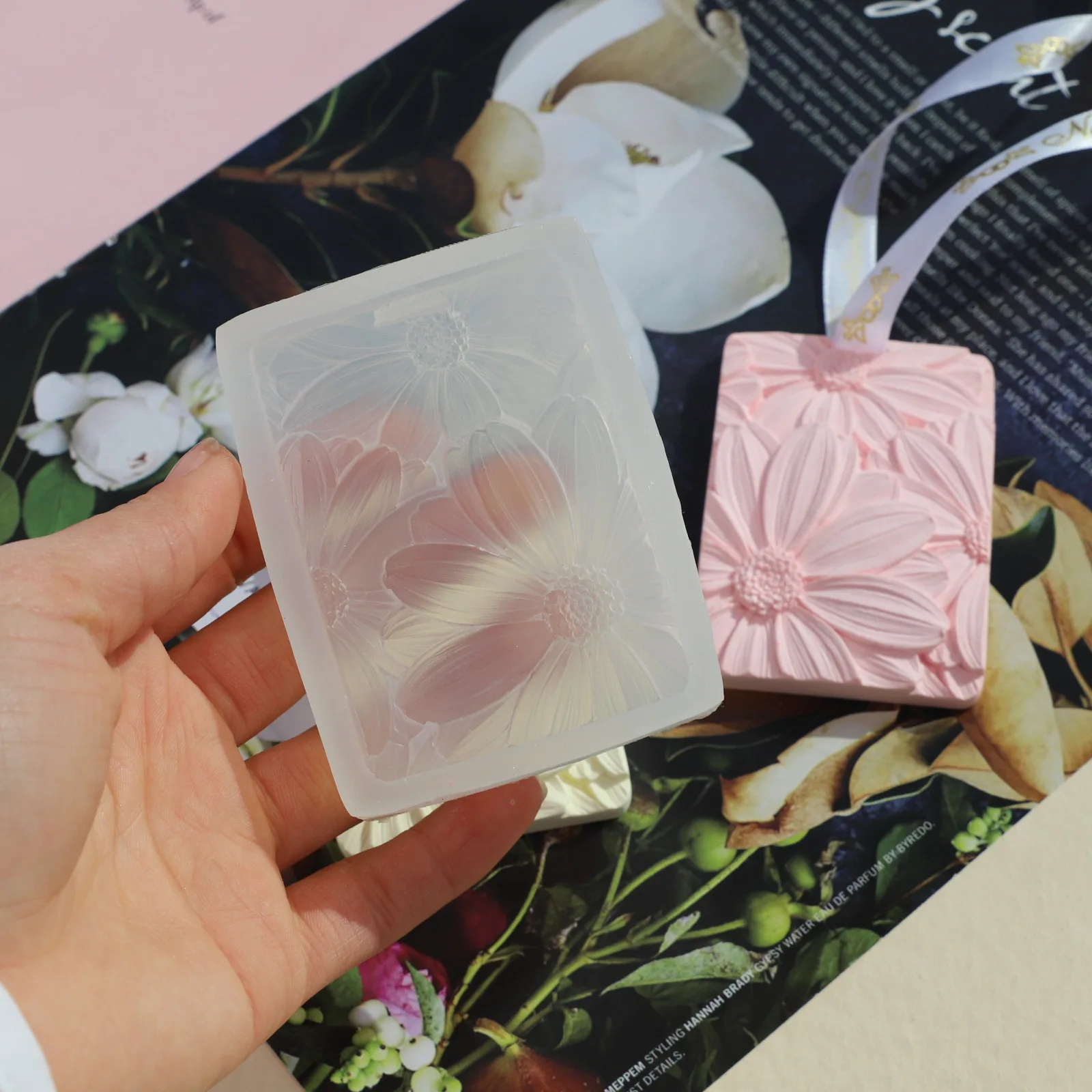 New Daisy Embossed Handmade Soap Mold Expanding Fragrance Gypsum Listing Mold Handmade Aroma Wax Sheet Ginkgo Leaf Silicone Mold