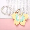 Llavero de mariposa amarilla de ganchillo