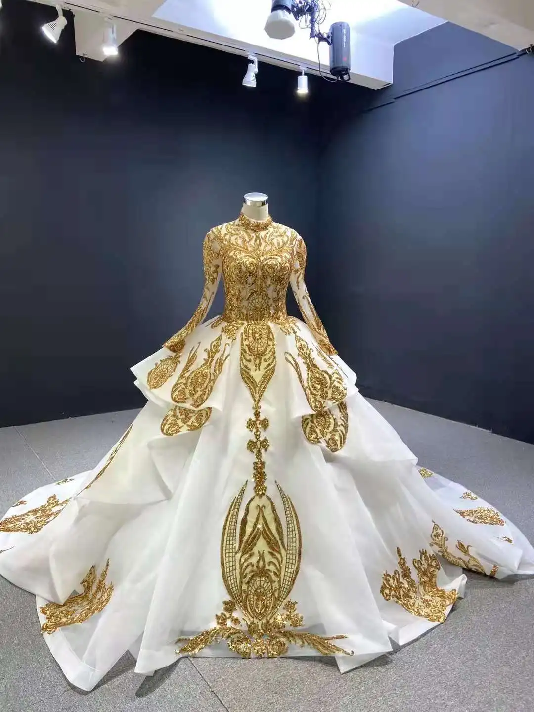 Feishiluo Modern A-Line Ball Gown Wedding Dress Wholesale Gold& Ivory  Sequin Lace Long Sleeves Train Luxury Flower Decoration
