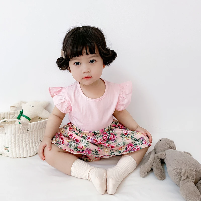 Хит продаж, весенне-летний новый комплект для маленьких девочек с юбкой с принтом, хлопковая рубашка с летающими рукавами, костюм из 2 предметов