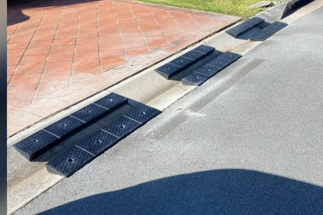 Portable Rubber Kerb Ramp for Transport Vehicle Speed Bumps for Road Kerb factory