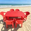 Mesa roja con 6 sillas.