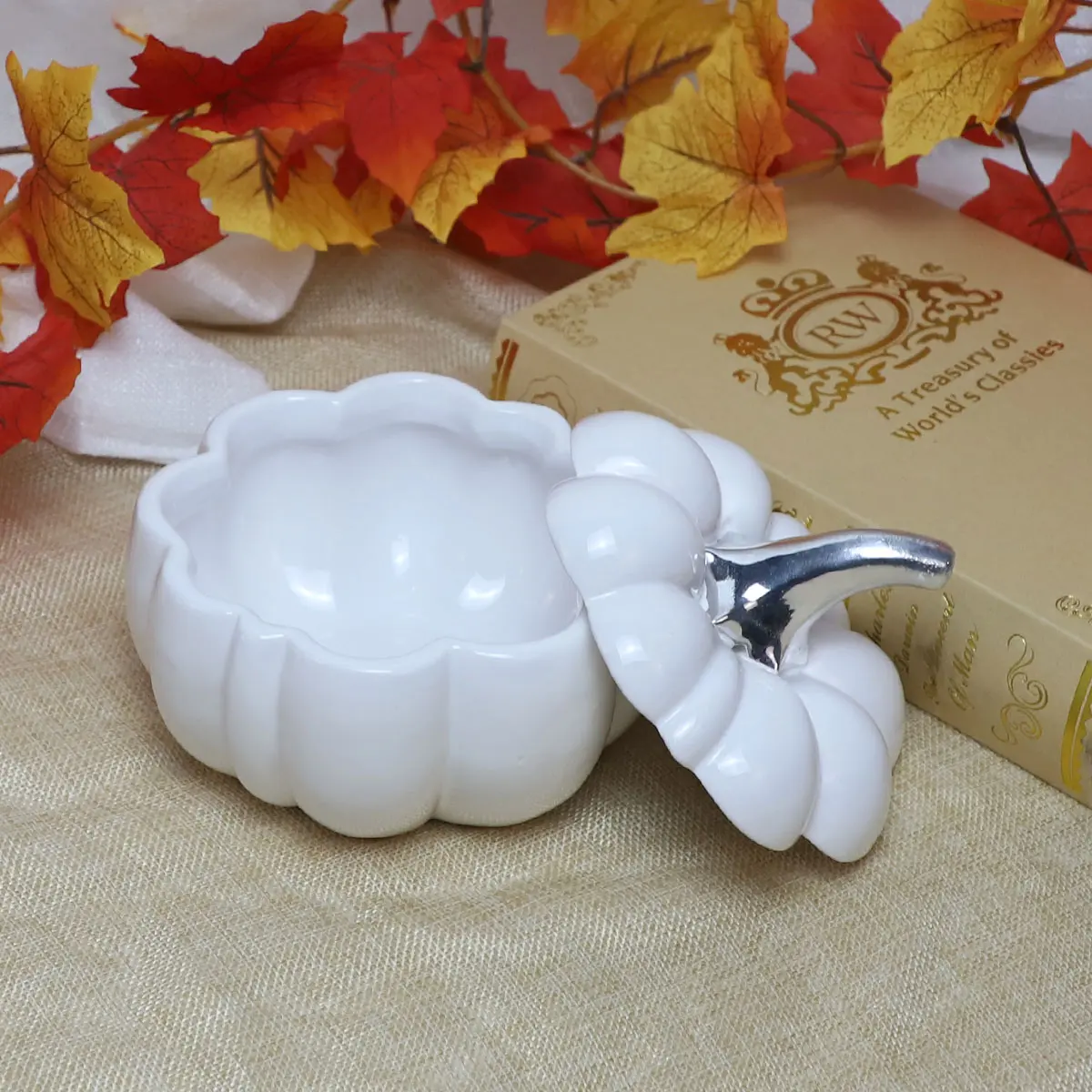 Halloween Wholesale Pure White Clear Ceramic Pumpkin Shaped Jar With Lid Home Use Cute Autumn Harvest Festival Decoration Custom