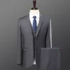 Cappotto grigio con 2 bottoni, camicia e pantaloni
