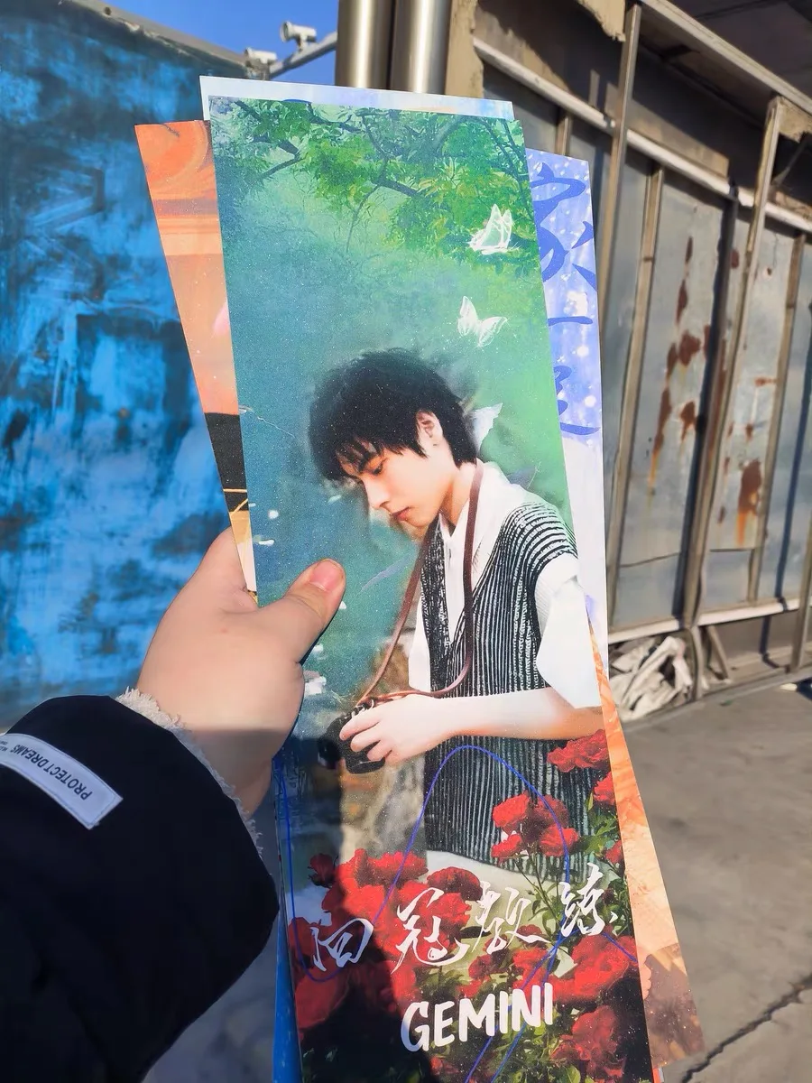 Голограмма художественная бумага idol Тур концерт слоган баннер