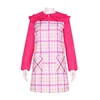 Piccola ragazza lupo con gonna scozzese rosa