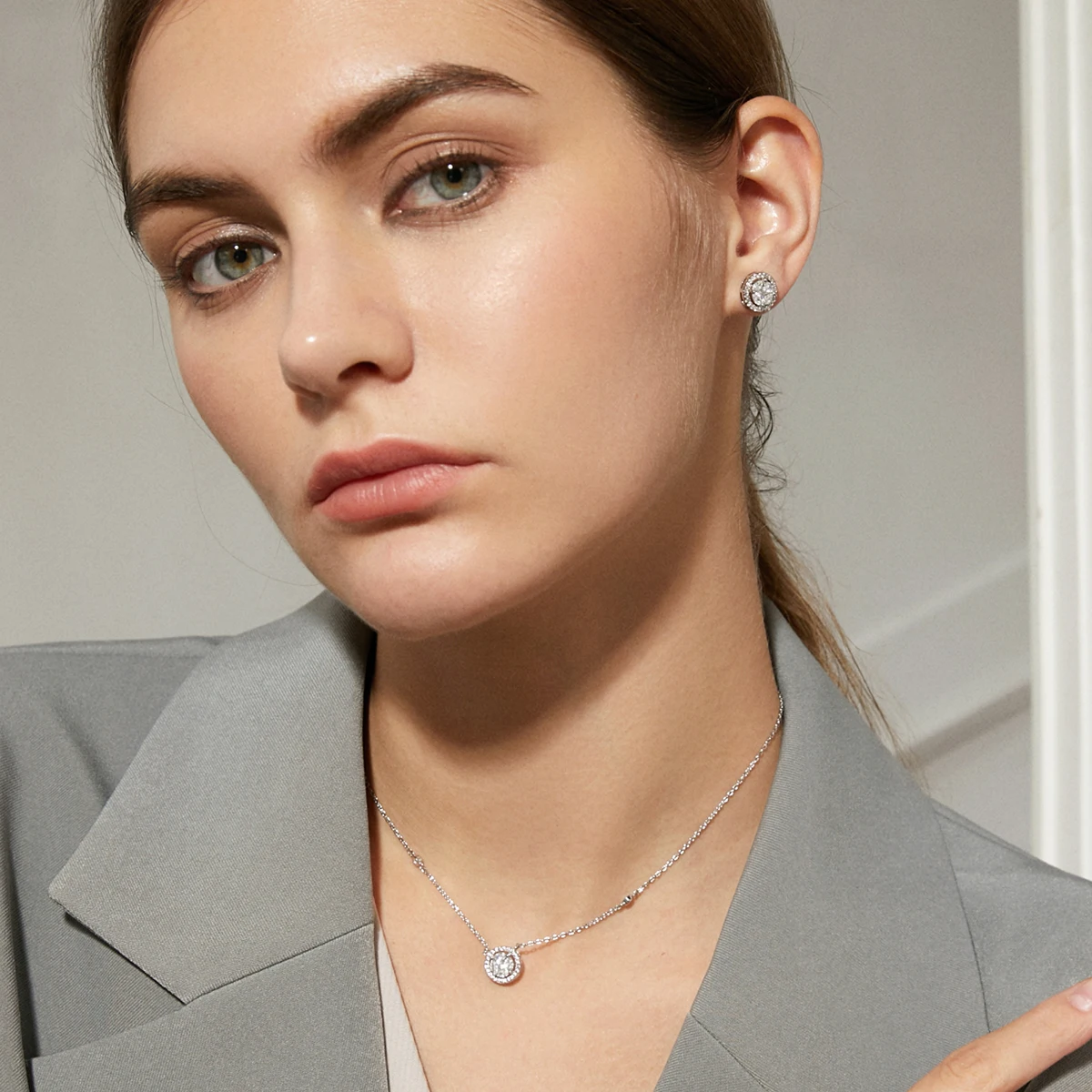 LUOTEEMI Gold-Plated Cubic Zircon Necklace