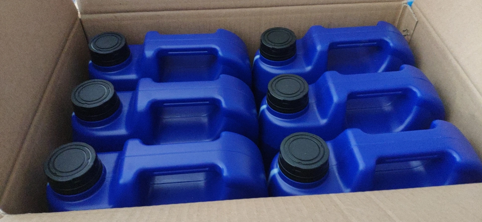 liquido antigelo rosso e blu Antigelo Wynn's rosso e blu, liquido di raffreddamento motore. 🇮🇹Prenditi  cura della tua auto! 🇮🇹 . . #autoricambi #ricambiauto #antigelo  #antigelorosso #antigeloblu #wynns #wynnsracing #racing #pistoia #pescia  #quarrata #igersitalia #igerstoscana