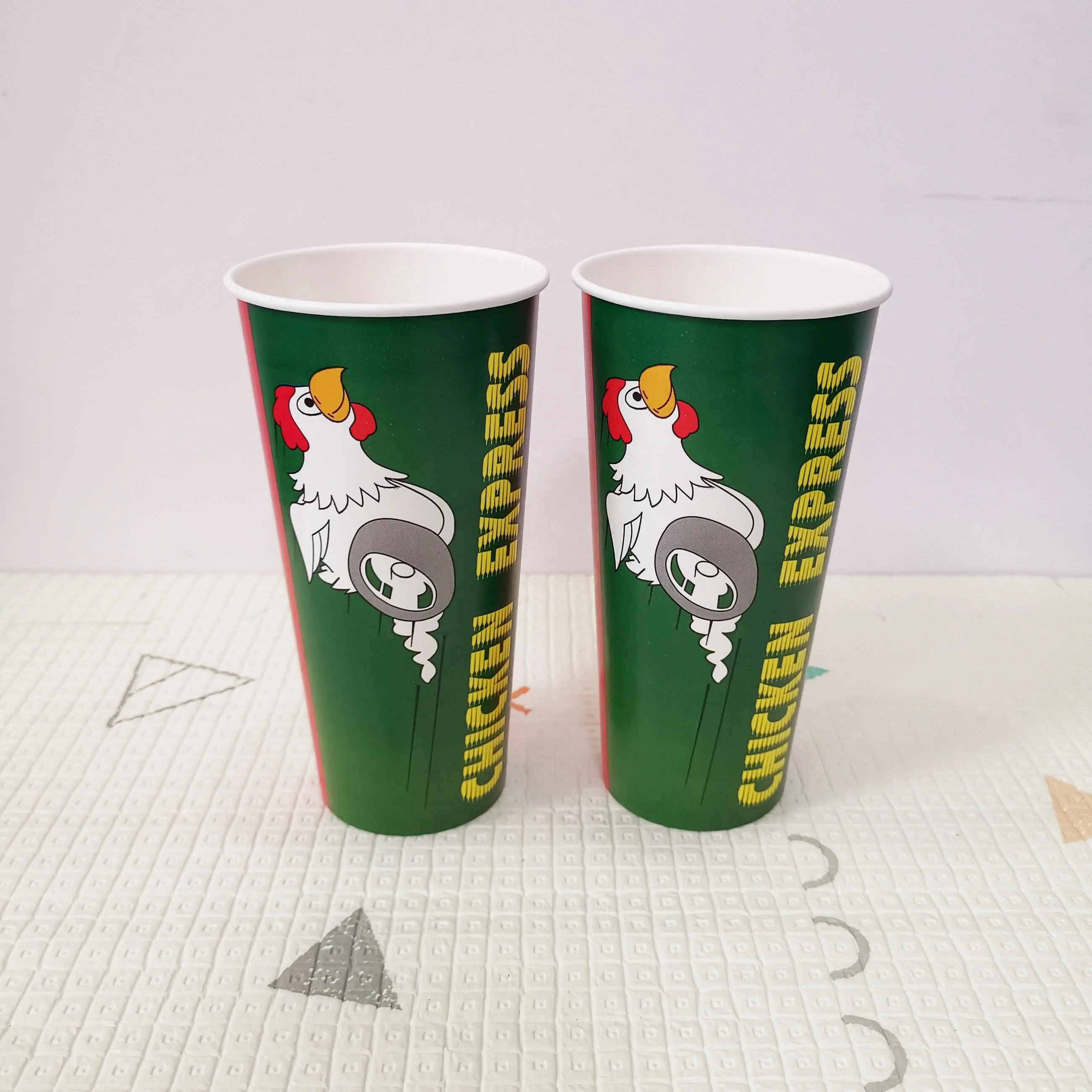 ふたと印刷付きの紙コップに入った32oz/350ml /44ozの冷たい飲用紙