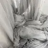 fil gris clair mettant en valeur des perles argentées