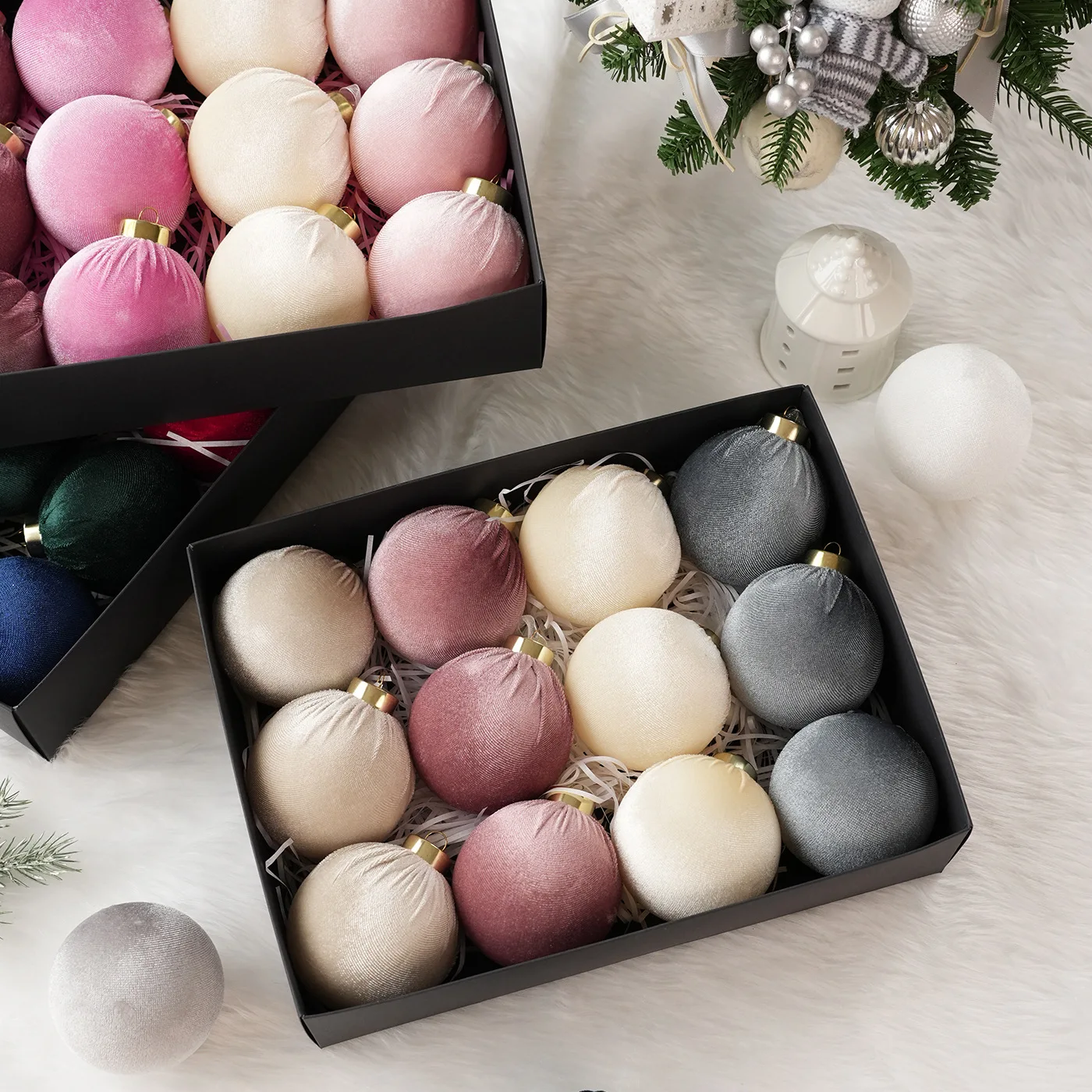 12 כדורות חג המולד מווילון בצבעים לבן, כחול, אפור, בז' וורוד, אדום וירוק