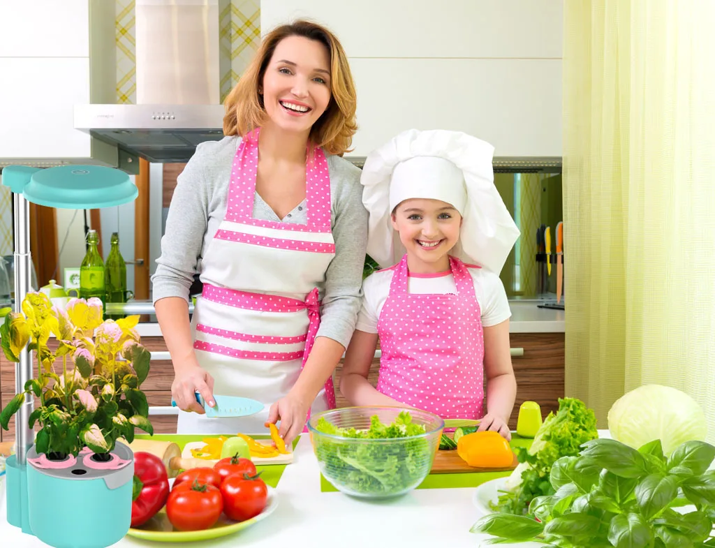 Мама и дочка на весенней кухне