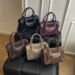 2026 New European and American Hot Selling Hot Girl Wind Motorcycle Rivet Handbag, Women's Premium Crossbody Bag