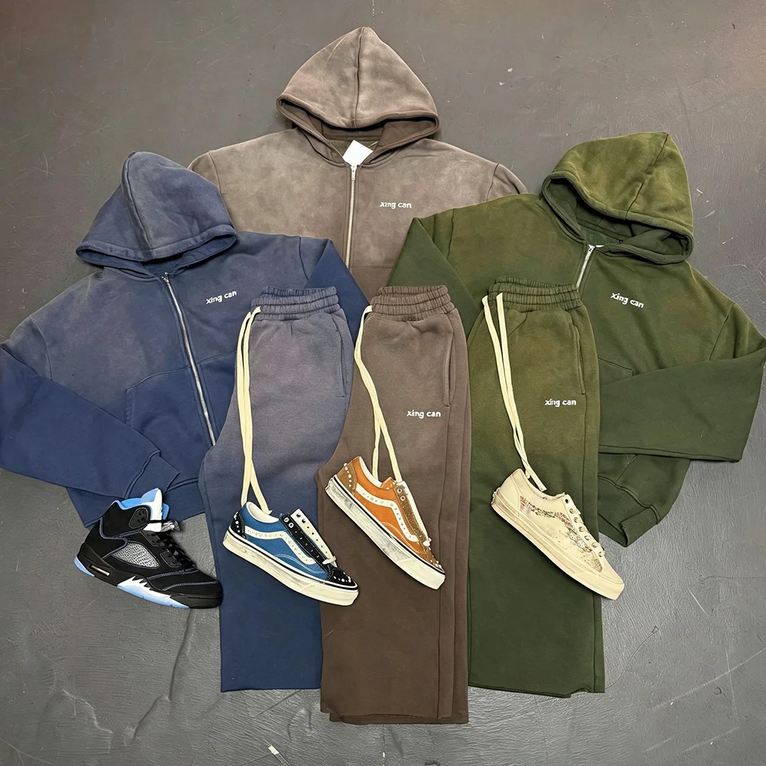 Brugerdefineret streetwear-udstyr i vintage-stil med udbleget bomuld: lynlås-hoodie og lige sweatpants – tostyksoutfit til mænd med logobroderi