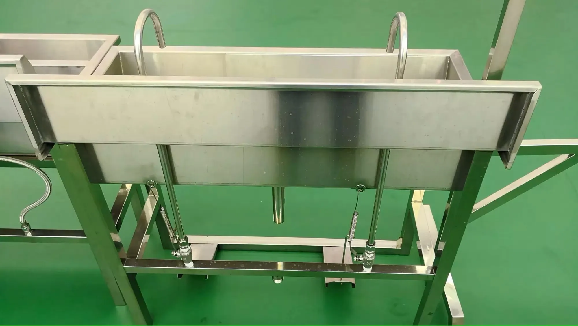Industrial stainless steel sink for slaughterhouse equipment and tools