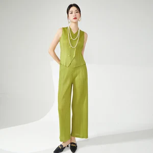 High Quality Women's Casual Style Two-Piece Set Fashionable Sleeveless Top and Pleated Ankle Length Pants With Print Decoration