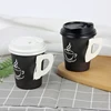 Vaso de papel con estampado de mariposas en negro.