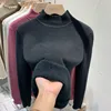 Polar negro con cuello alto.