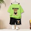 Grande orso dorato#t corto verde chiaro + pantaloncini neri