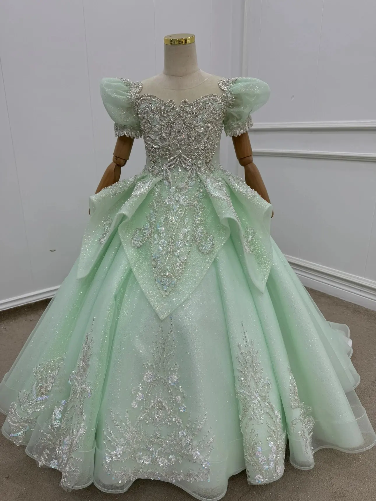QUEENS Gown New Style Puffy Sleeve Little Girls Birthday Party Gown Light  Green Flower Girls Dress