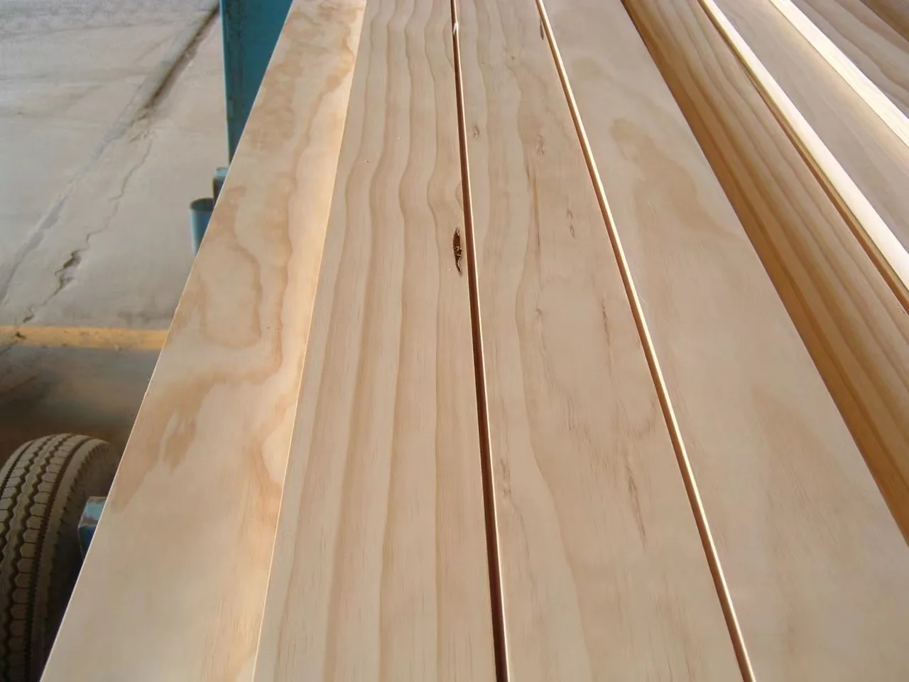 Pine Wood Solid Wood Boards Composite/plywood Supplier Cheap Pine Wood