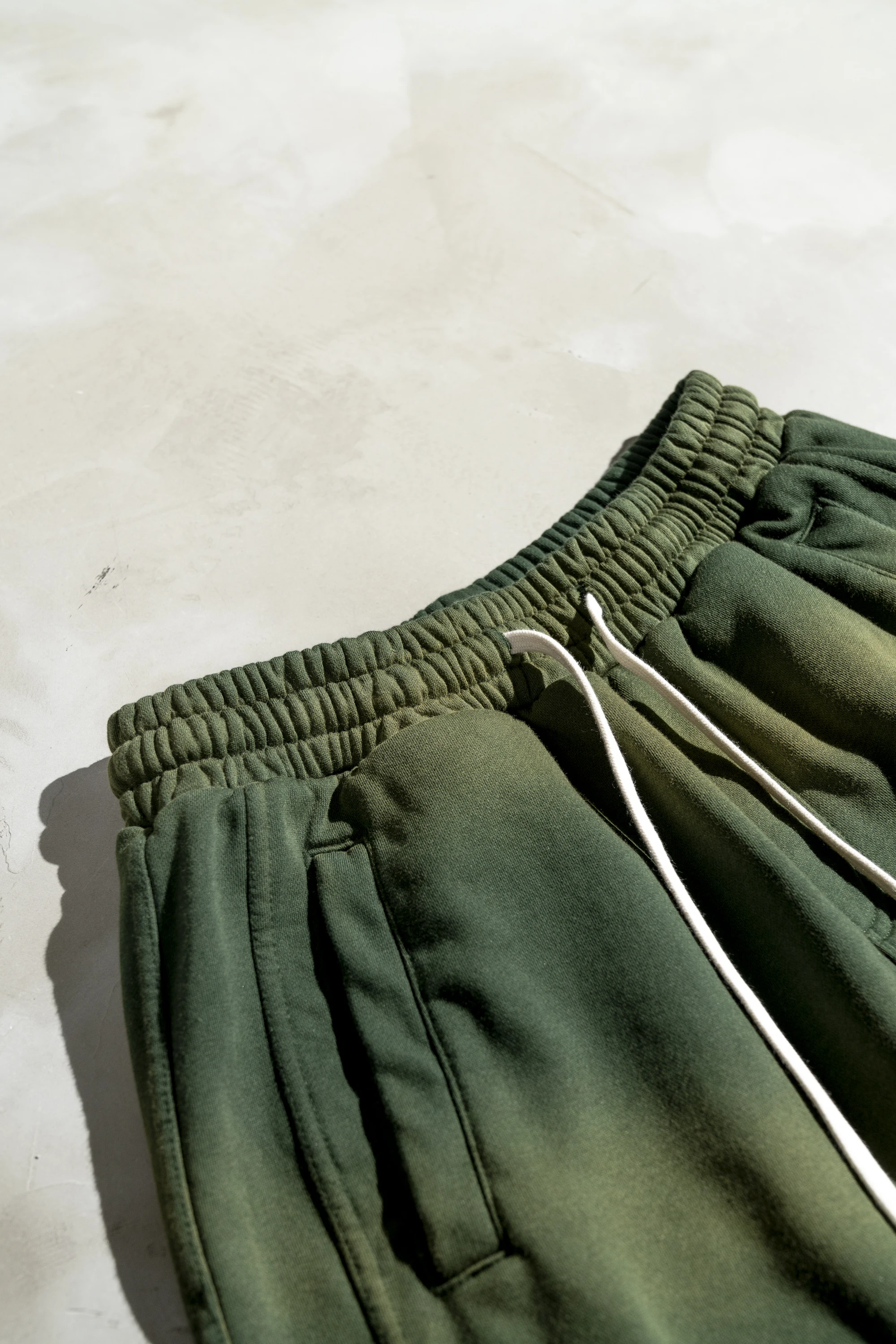 Benutzerdefinierte Herren Vintage Sonnenfärbung verblassen Sweat Baumwollshorts Distressed Cut Edge Puffdruck Herren Sommer Acid Wash Shorts365_voghion.com