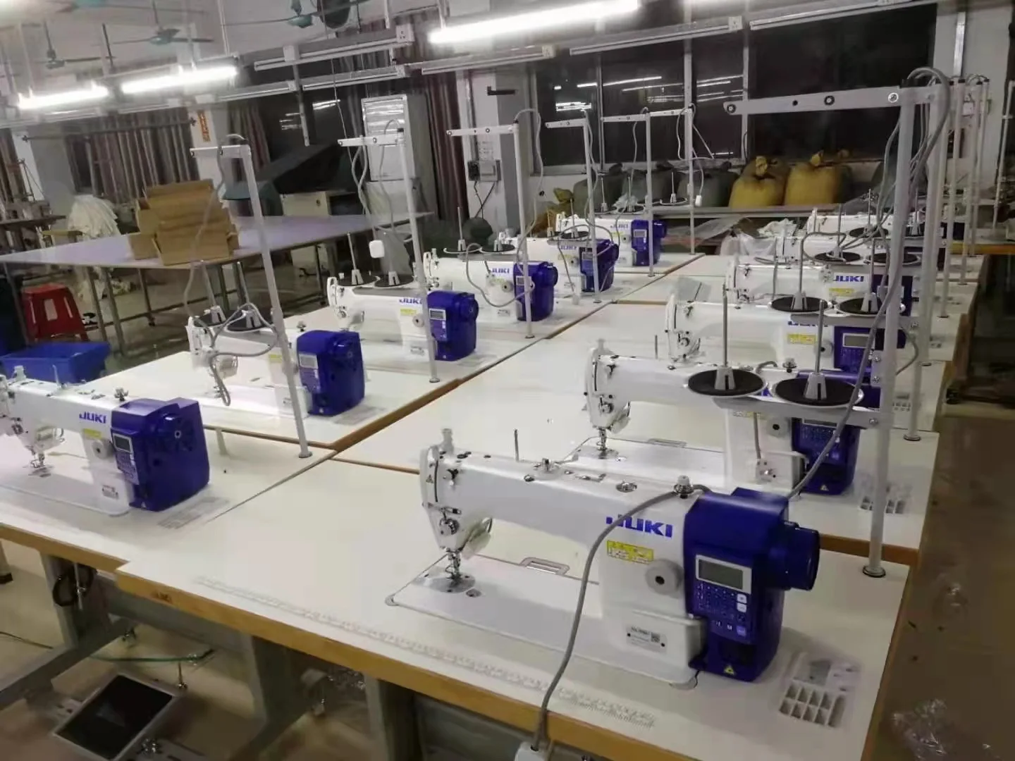 中古Jukis 7000a-7シングルニードル工業用ロックステッチミシン