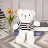 Maglione a righe bianche e nere con orso bianco