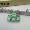 Cucciolo a forma di T a quattro bottoni