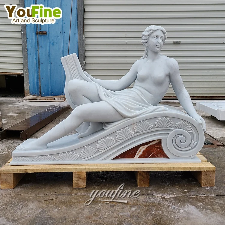 Vue de dos : statue en marbre blanc : femme nue