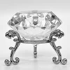 Soporte blanco y plateado