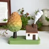 Casa marrone, verde arancione, piccolo albero verde, base verde