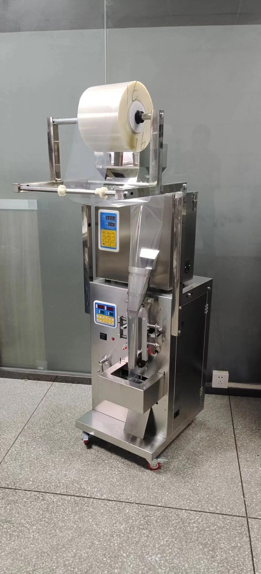 Автоматическая вертикальная упаковочная машина для кофе саше порошка жидкости автоматическая чая пищевых