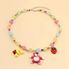 Collar de cuentas de semillas transparentes con tres colgantes de oso fresa