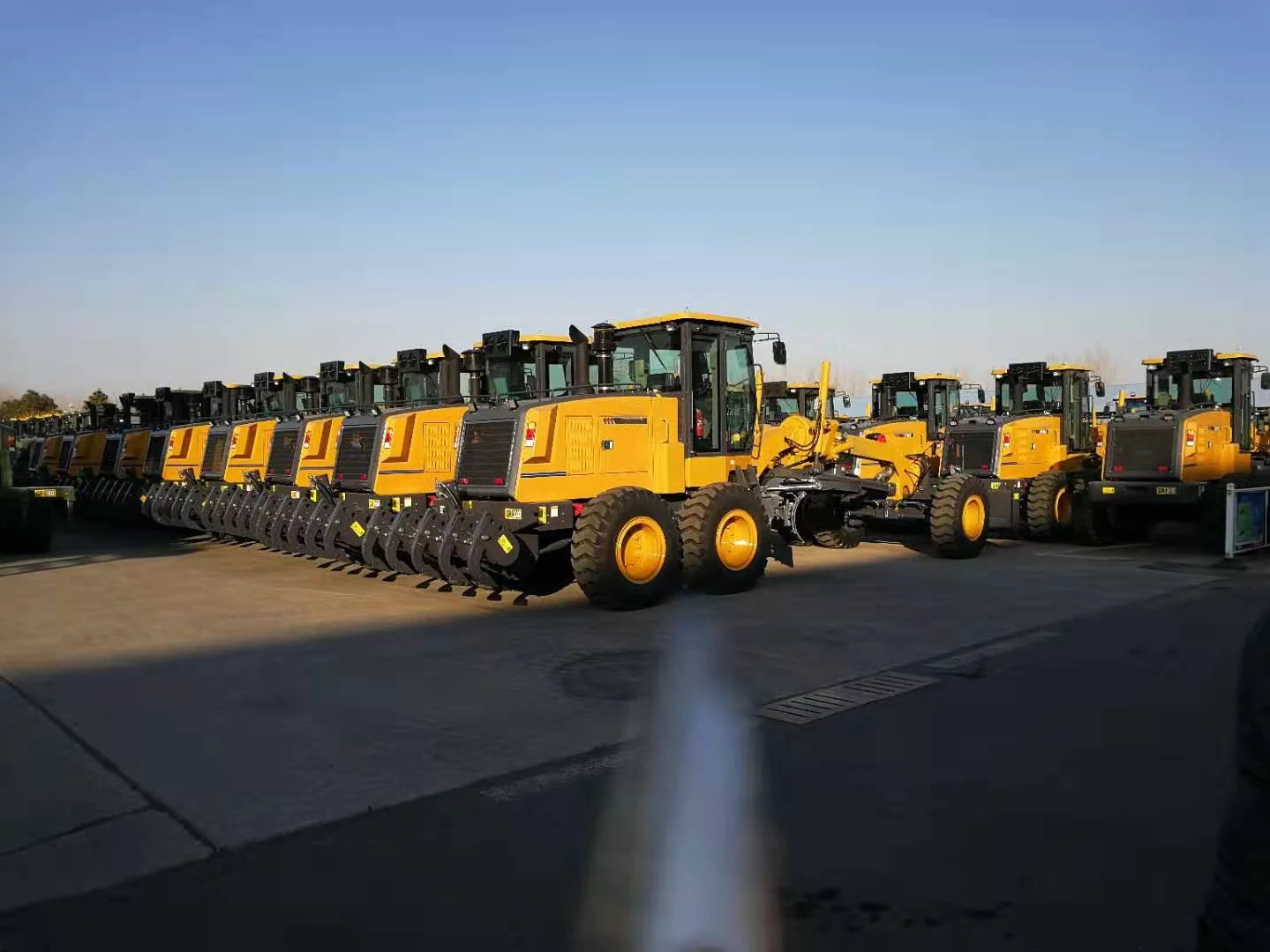 Official GR2405 Motor Grader 240HP Road Grader with Front Blade and Back Ripper