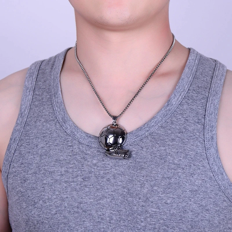 Pendentif homme acier plaqué noir et or crampon football et 1 chaine