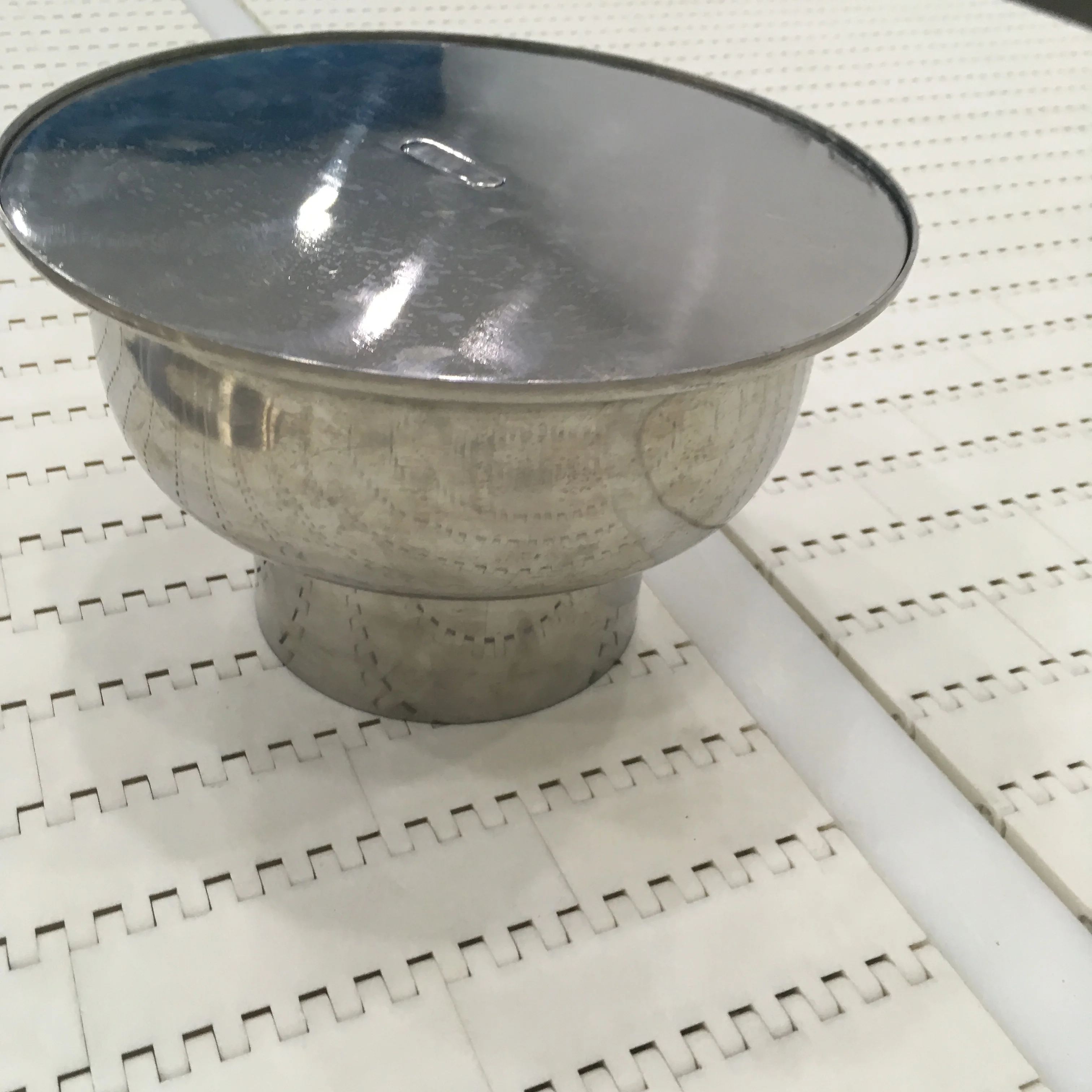 Hygienic stainless steel drainage system with removable filter for the food industry and clean rooms