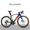 Bicicleta gris con grietas de hielo.