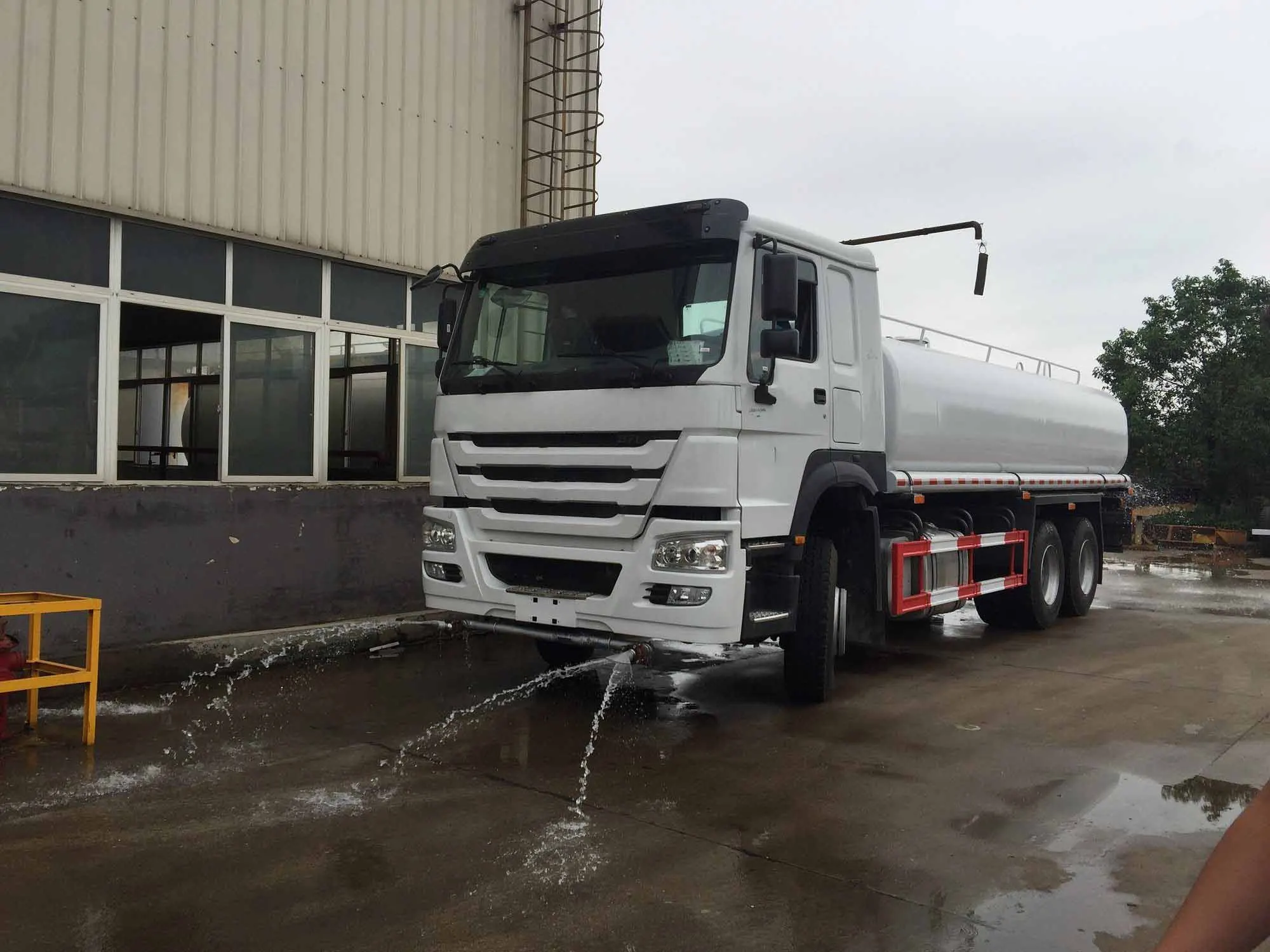 Автоцистерна с водяным распылителем