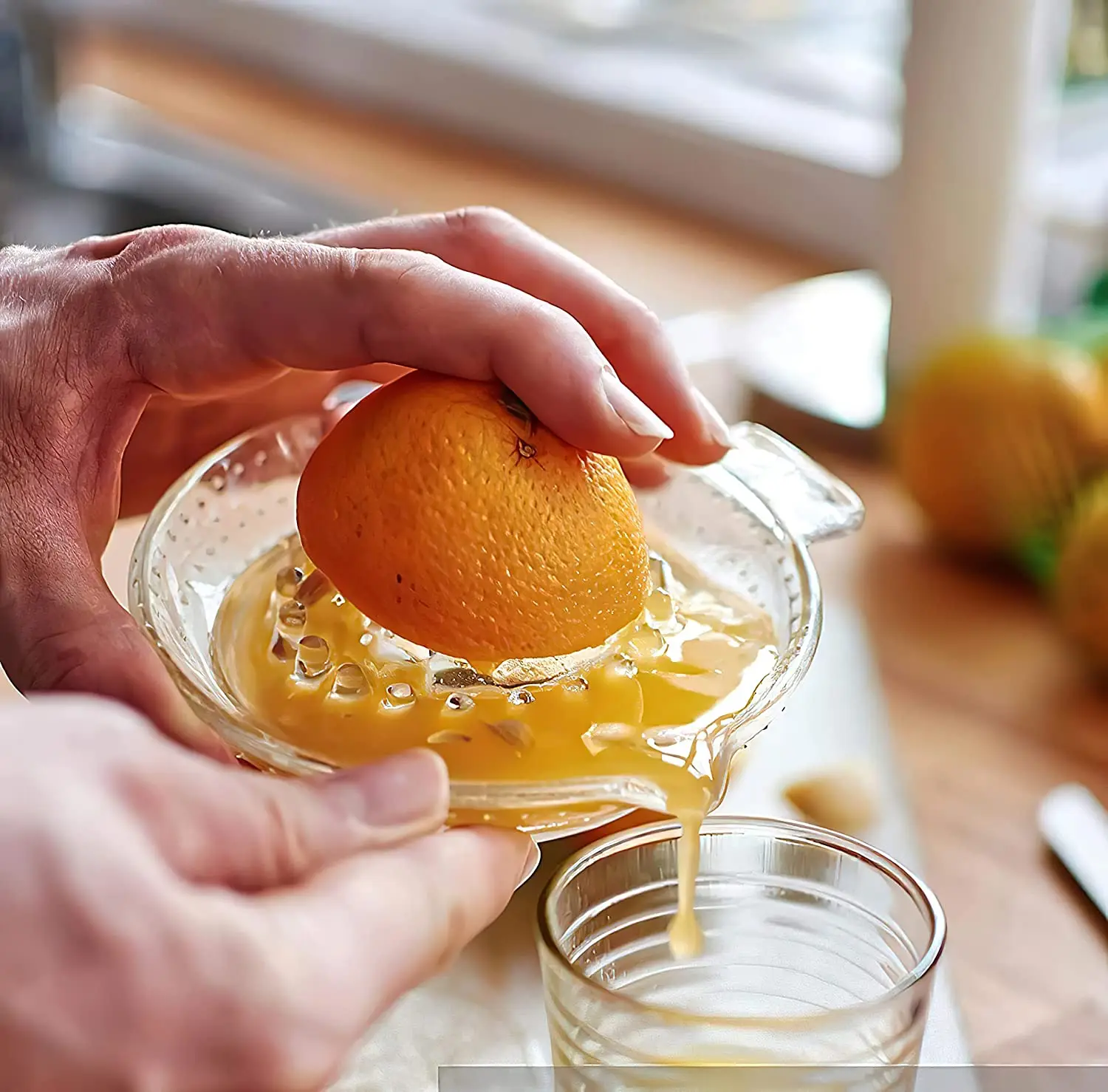 Handheld Lemon Squeezer with Glass and Pour Spout Orange Citrus Juicer with Handle Fruit & Vegetable Tools