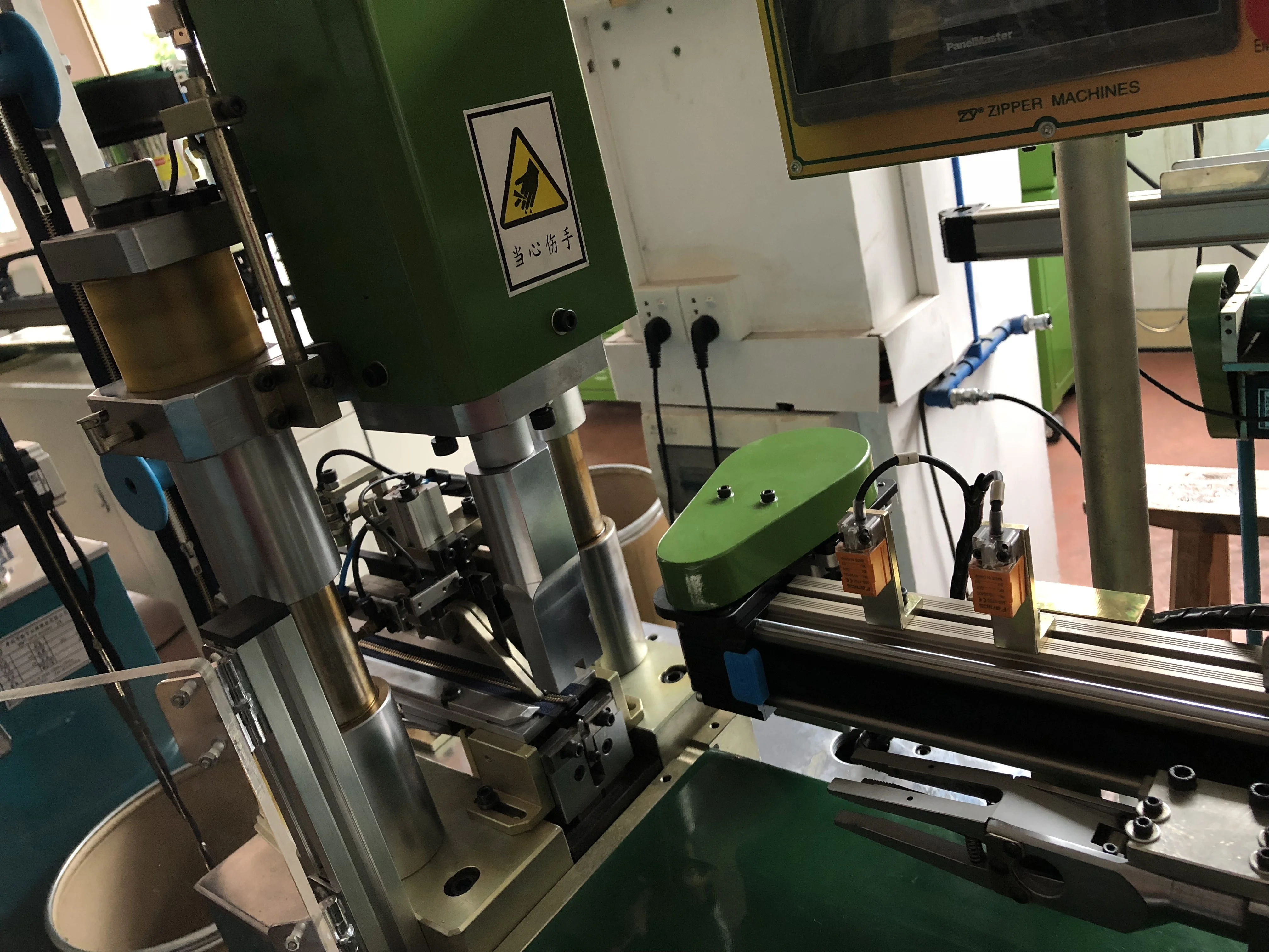 Auto Zipper Ultrasonic Pulling Open End Cutter  Machine