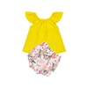 Top amarillo brillante con pantalones cortos florales de rosa rosa