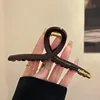 Pince à cheveux marron chocolat en forme de grande lettre - 13 cm
