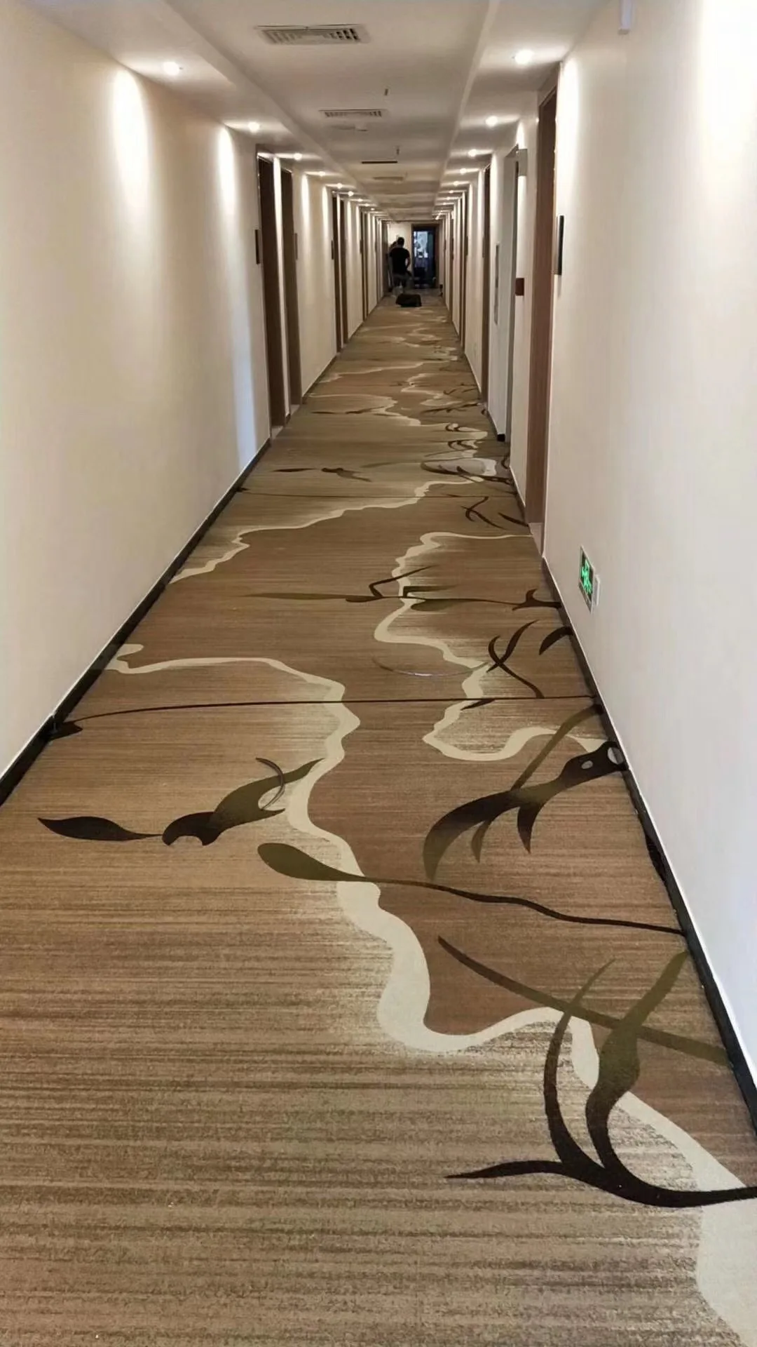 柔软的触感和舒适的墙壁到墙壁酒店走廊地毯