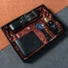 6 articoli: orologio, cinturino in pelle, portafoglio, profumo, braccialetto, gi squisito
